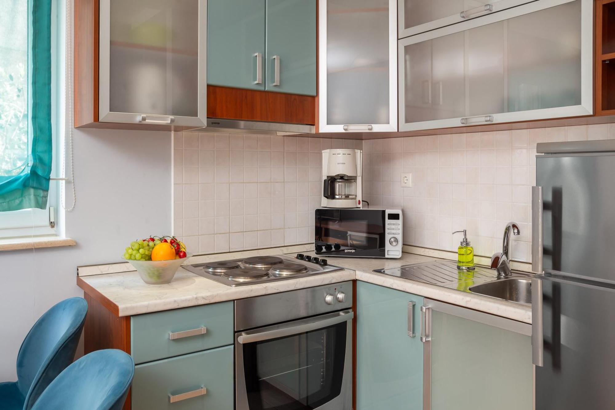 Brkic Apartments With Private Parking Makarska Room photo
